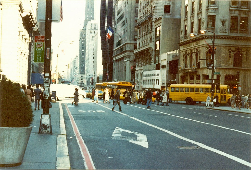 Amazing Photographs Capture Street Scenes of New York City in 19821983