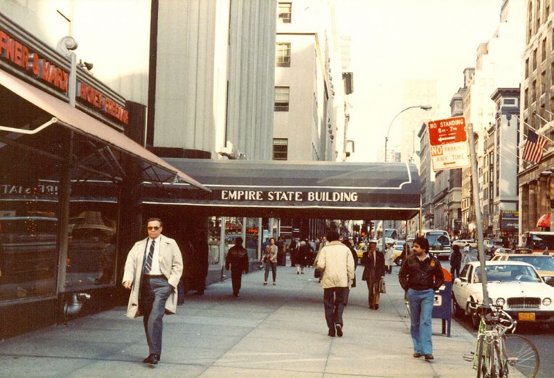 33 Fascinating Photos That Capture Street Scenes of New York City in